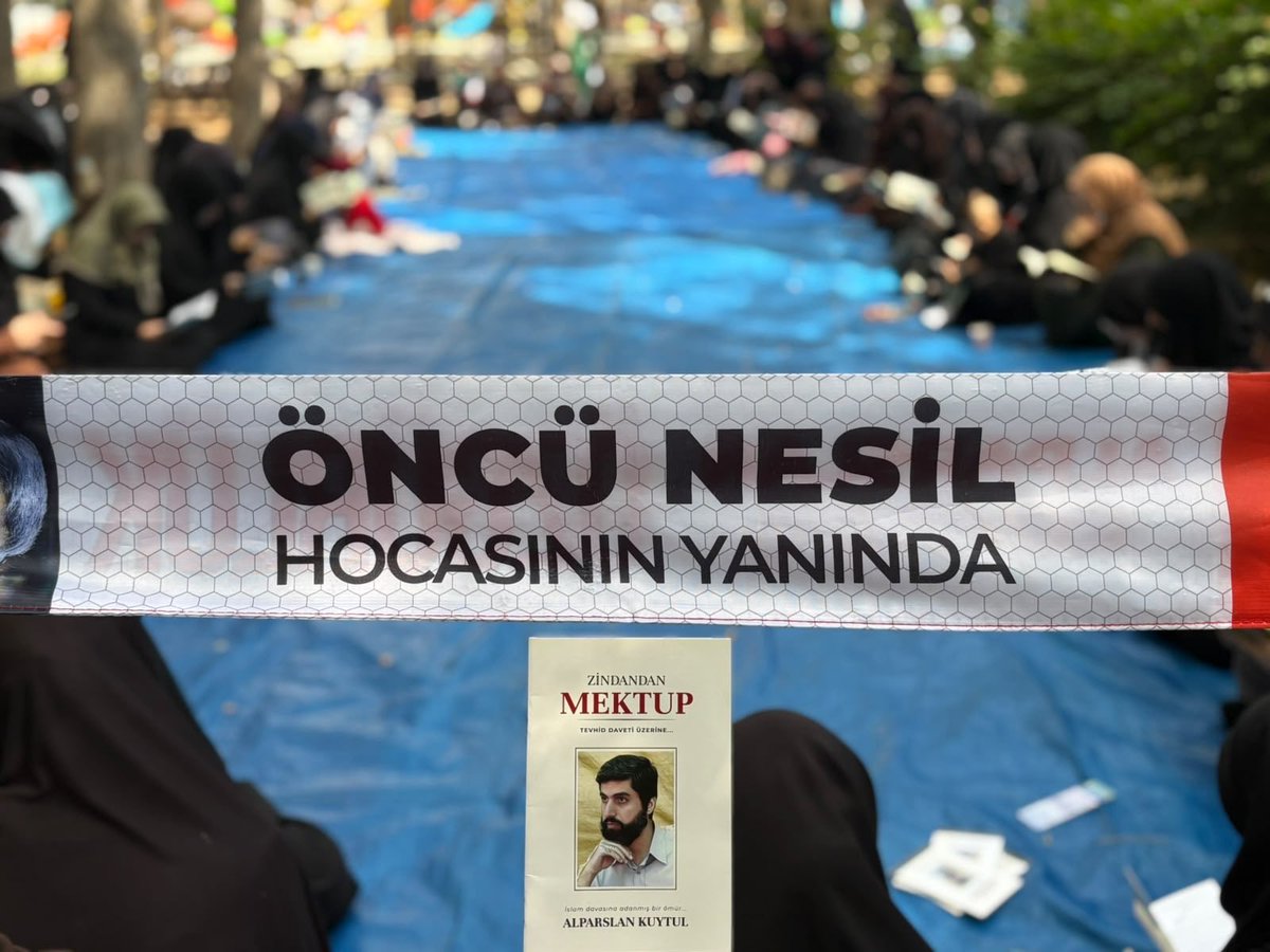 furkanneslim06's tweet photo. Ey "her şey bitti" diyenler,
korkunun sofrasında yılgınlık yiyenler...

Ne kırlarda direnen çiçekler, ne kentlerde devleşen öfkeler henüz elveda demediler.

Bitmedi daha, sürüyor o kavga.
Ve sürecek; yeryüzü aşkın yüzü oluncaya dek.

Bilinsin ki bu yolun sonunda
sürgün de olsa, ölüm de olsa,biz bu davadan, bu mücadeleden asla vazgeçmeyeceğiz.

 #HocamlaOkuyorum