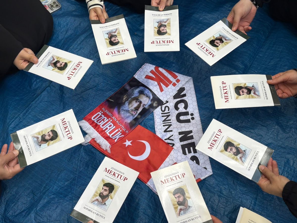 furkanneslim06's tweet photo. Ey "her şey bitti" diyenler,
korkunun sofrasında yılgınlık yiyenler...

Ne kırlarda direnen çiçekler, ne kentlerde devleşen öfkeler henüz elveda demediler.

Bitmedi daha, sürüyor o kavga.
Ve sürecek; yeryüzü aşkın yüzü oluncaya dek.

Bilinsin ki bu yolun sonunda
sürgün de olsa, ölüm de olsa,biz bu davadan, bu mücadeleden asla vazgeçmeyeceğiz.

 #HocamlaOkuyorum