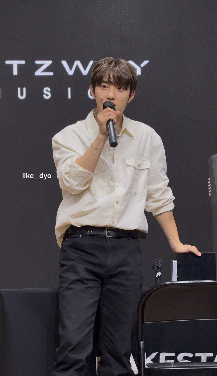 feelsowhale's tweet photo. น้องคยองซูหล่อมากวันนี้ https://t.co/gYOgvRbJ8Z