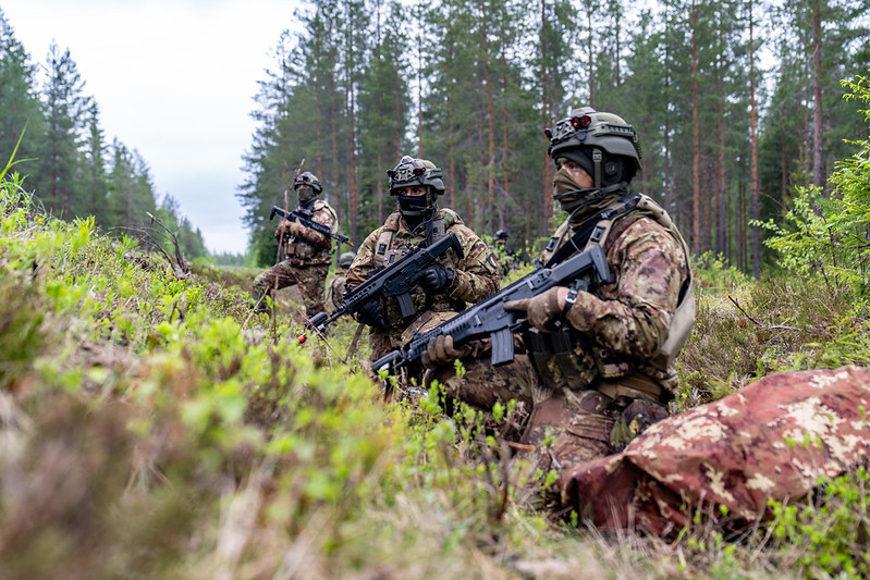 abulmuzaffar10's tweet photo. Situasi di Eropa ini makin panas gue lihat

Kemaren, Ukraina nyerang Moscow pakai ratusan drone.

Beberapa hari yang lalu muncul banyak berita persiapan militer di Eropa. 

Negara Baltik (Lithuania, Latvia dan Estonia) menggelar latihan besar dan mobilisasi cadangan.

Jerman memperkuat brigade di Lithuania.

Polandia membangun pertahanan perbatasan timur.

Swedia–Finlandia meningkatkan patroli udara-laut, dan Norwegia melatih Home Guard.

Kemarin, pimpinan NATO bilang begini:

"NATO sekarang harus siap berperang jika diserang"