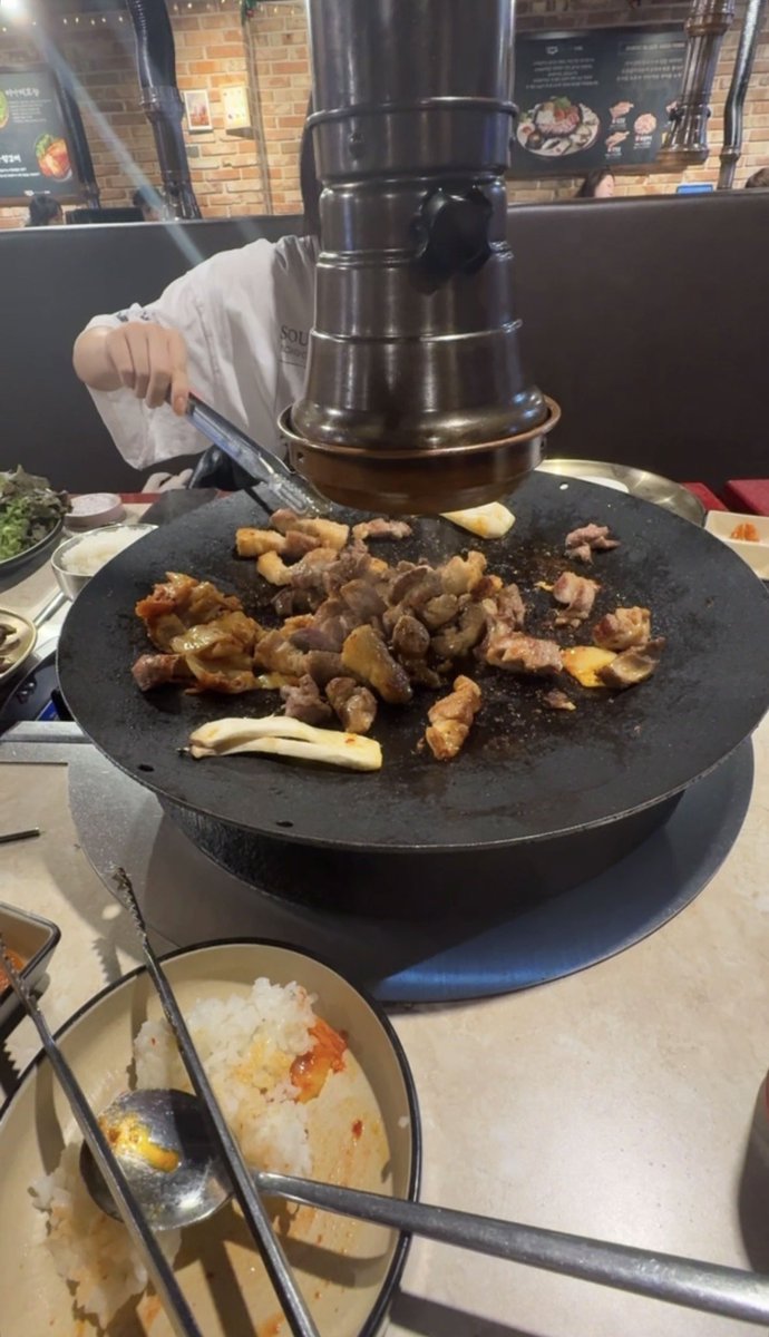 eypyeye's tweet photo. 친구 패션 존나 웃김 ㅋㅋㅋㅋㅋ https://t.co/yXGXtiDMfH