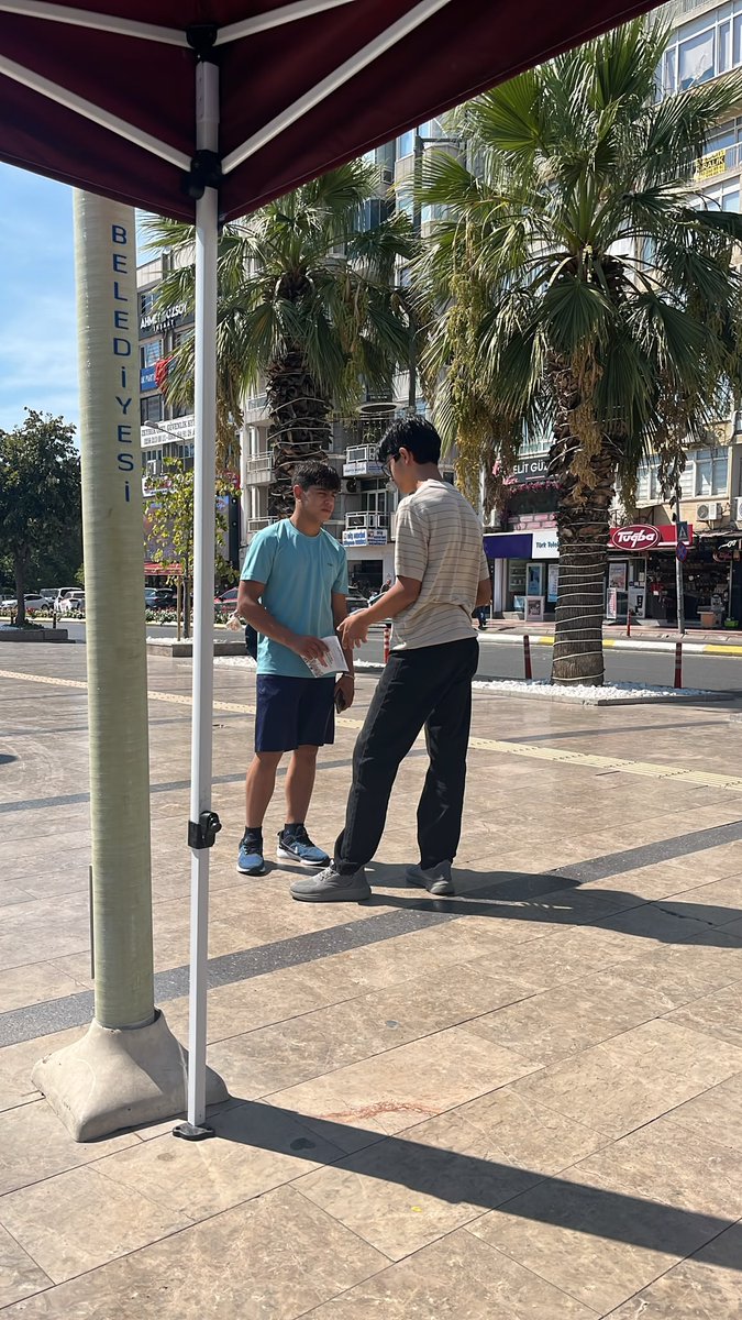 kdgenclik's tweet photo. Köklü Değişim Gençlik Kolları Aydın olarak, “Neslimiz Tehlikede: Kurtuluş İslami Eğitimde” kampanyamız kapsamında Aydın’da gençlerle buluştuk.

Sahada gerçekleştirdiğimiz broşür çalışmalarında genç kardeşlerimizle eğitim, ahlâk, kimlik ve gelecek üzerine konuşarak kampanyamızın taşıdığı mesajı anlattık. Bugün gençlerin karşı karşıya kaldığı birçok problemin, yalnızca bireysel tercihler üzerinden değil; onları yetiştiren eğitim anlayışı üzerinden de değerlendirilmesi gerektiğine dikkat çektik.

Çünkü eğitim, yalnızca bilgi aktarmak ve meslek kazandırmak değildir. Asıl mesele; inancını, değerlerini ve sorumluluklarını bilen, hayatın gayesinin farkında olan bir nesil yetiştirebilmektir.

Aydın’da gençliğimizin meselelerine kayıtsız kalmadan, hakikati anlatmak ve İslami eğitimin gerekliliğini gündeme taşımak için çalışmalarımızı sürdürüyoruz.

Rabbimizden bu gayretlerimizi hayırlara vesile kılmasını niyaz ediyoruz. Âmin.

#GeleceğimizİslamiEğitimde
#Pazar