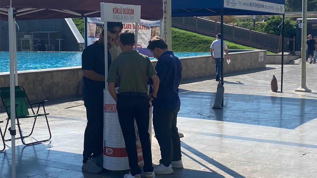 kdgenclik's tweet photo. Köklü Değişim Gençlik Kolları Aydın olarak, “Neslimiz Tehlikede: Kurtuluş İslami Eğitimde” kampanyamız kapsamında Aydın’da gençlerle buluştuk.

Sahada gerçekleştirdiğimiz broşür çalışmalarında genç kardeşlerimizle eğitim, ahlâk, kimlik ve gelecek üzerine konuşarak kampanyamızın taşıdığı mesajı anlattık. Bugün gençlerin karşı karşıya kaldığı birçok problemin, yalnızca bireysel tercihler üzerinden değil; onları yetiştiren eğitim anlayışı üzerinden de değerlendirilmesi gerektiğine dikkat çektik.

Çünkü eğitim, yalnızca bilgi aktarmak ve meslek kazandırmak değildir. Asıl mesele; inancını, değerlerini ve sorumluluklarını bilen, hayatın gayesinin farkında olan bir nesil yetiştirebilmektir.

Aydın’da gençliğimizin meselelerine kayıtsız kalmadan, hakikati anlatmak ve İslami eğitimin gerekliliğini gündeme taşımak için çalışmalarımızı sürdürüyoruz.

Rabbimizden bu gayretlerimizi hayırlara vesile kılmasını niyaz ediyoruz. Âmin.

#GeleceğimizİslamiEğitimde
#Pazar