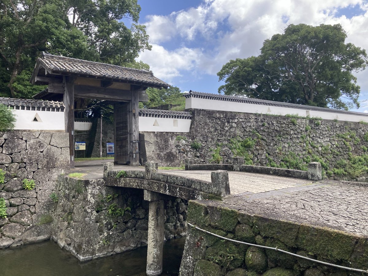 fuurai6211's tweet photo. 長崎の続100名城！福江城にやってきました🌴✨
沖縄を除くと４ヶ所ある離島の続百名城…
隅部以外は石垣が丸い、この島の自然石とか？

よく写真が載るのは１枚目の蹴出門、しかし迫力の遺構としては水門跡（２枚目）をお勧めしておきましょう♪
やっと築城が叶った矢先に明治維新、何たる悲運よ💦 https://t.co/EUS9woBYLD