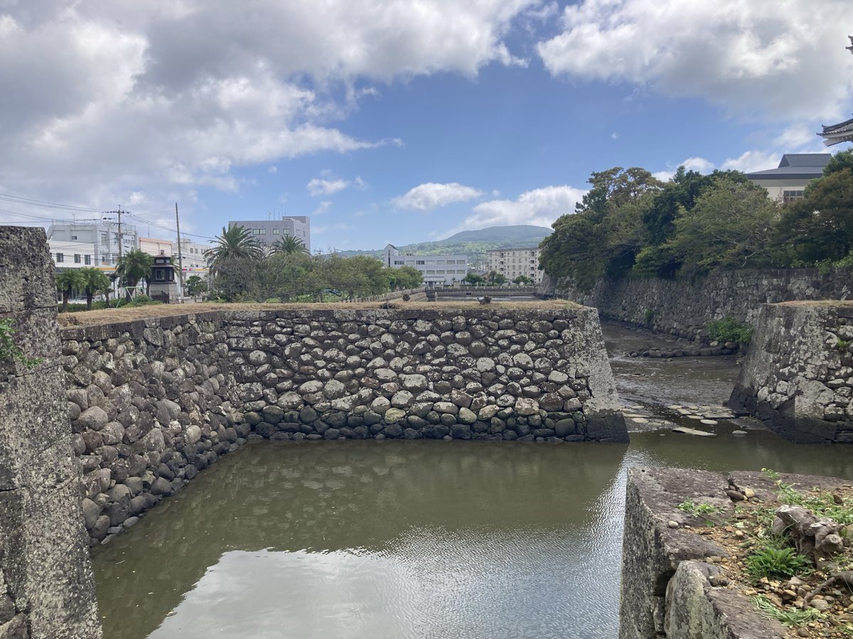 fuurai6211's tweet photo. 長崎の続100名城！福江城にやってきました🌴✨
沖縄を除くと４ヶ所ある離島の続百名城…
隅部以外は石垣が丸い、この島の自然石とか？

よく写真が載るのは１枚目の蹴出門、しかし迫力の遺構としては水門跡（２枚目）をお勧めしておきましょう♪
やっと築城が叶った矢先に明治維新、何たる悲運よ💦 https://t.co/EUS9woBYLD