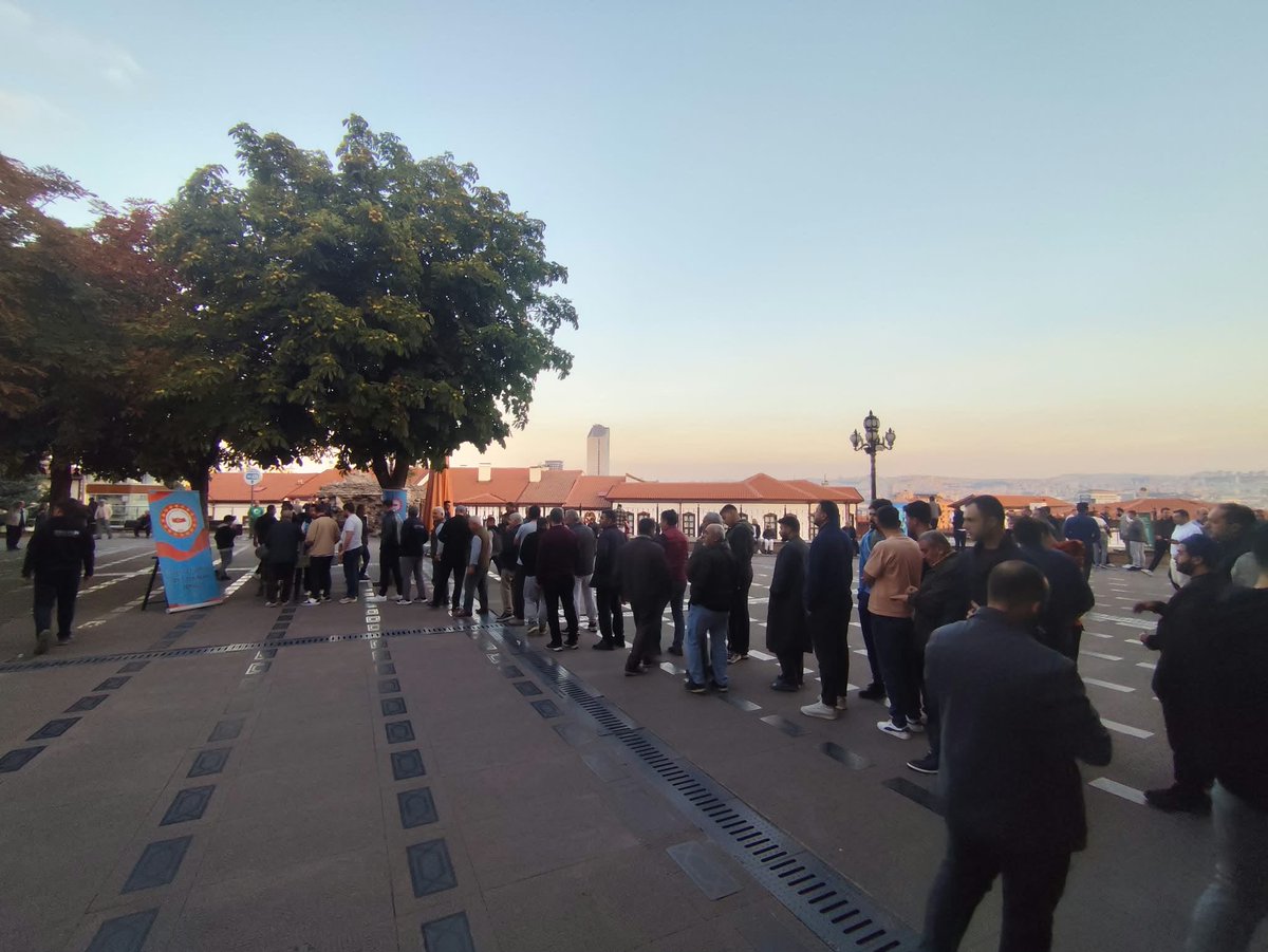 VatanGaziSehitD's tweet photo. Bugün Derneğimiz her hafta  olduğu gibi,bu haftada Hacı Bayram Veli Caminde sabah namazı çıkışı #19Eylülgazilergünü  vesilesi ile vefat eden Gazilerimiz hayrına çorba ikramında bulundu.

Vefat eden Gazilerimize rahmet ve minnet ile.🇹🇷

@rterdogan @hasandogantr @MahinurOzdemir https://t.co/9CbDGlu6qz