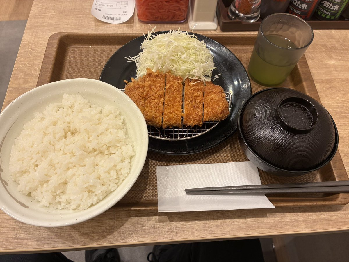aistudiod's tweet photo. 50歳、孤独、シルバーウィーク誰とも会わない、することがない。
ただ松屋のとんかつ定食は美味しい😋
#アラフィフ #松屋 #孤独 #とんかつ https://t.co/toYfyo4B0Z
