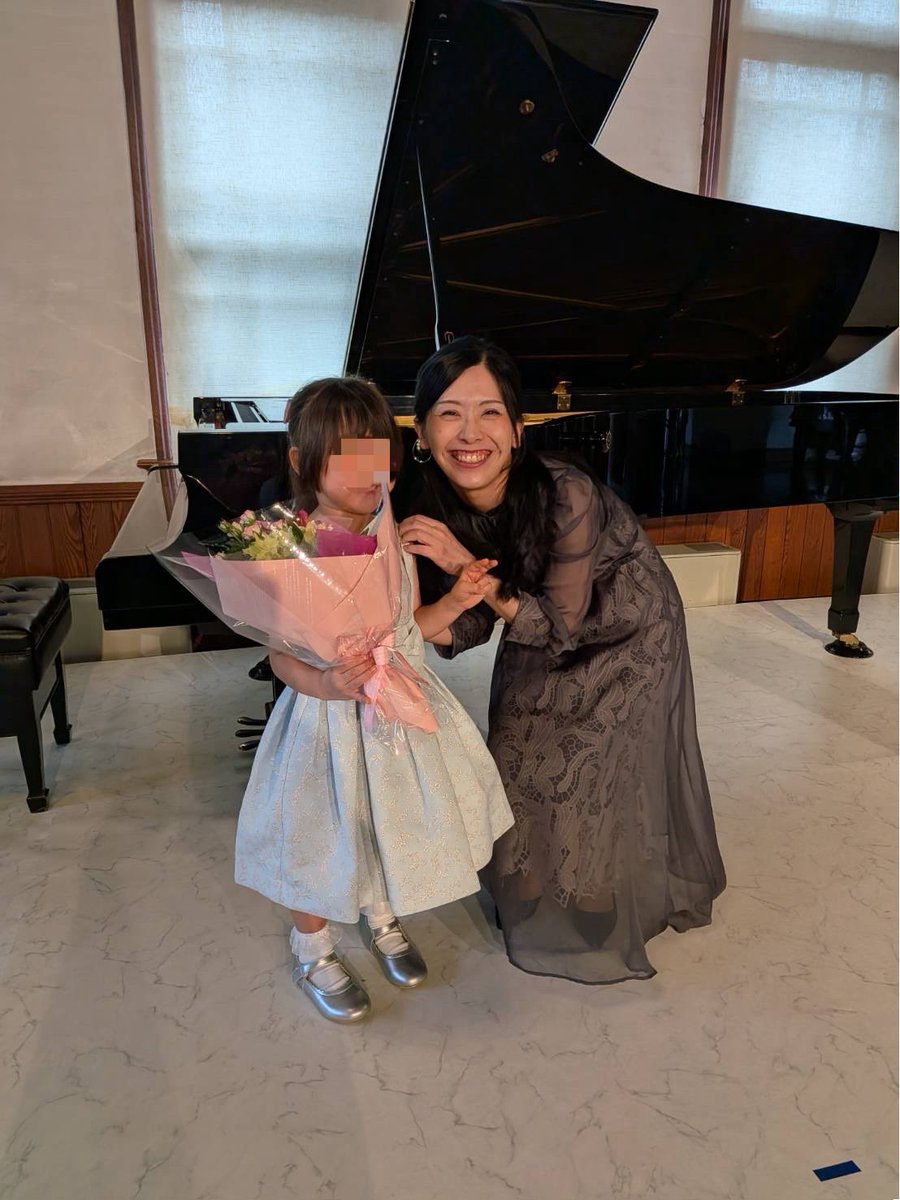 YuriaFukagawa's tweet photo. あっという間に1週間経ってしまったけど、発表会しました🎻🎹
おちびちゃんから人生のベテランまで、幅広い世代の生徒さんたちが音楽のある生活を選んでくれていることを何より嬉しく思っています🫶🏻🎶

高校生がラスト発表会で私のお譲りドレス着てくれて嬉🥰 https://t.co/gDL6RRF7jv
