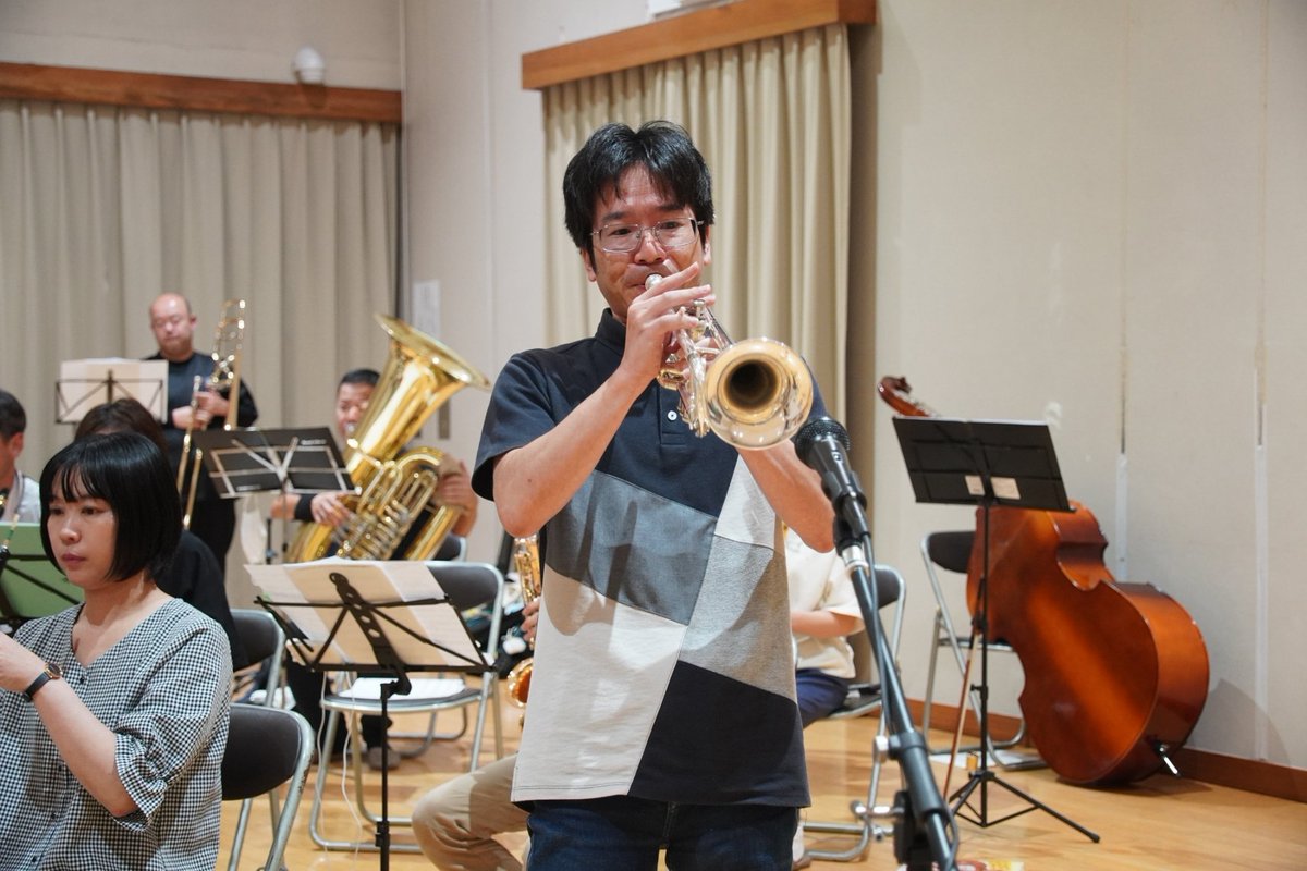 Hh_WindEnsemble's tweet photo. 東広島ウィンドアンサンブルです🎶

本日はバンフェス本番前最後の練習で、団員一同緊張感を持って練習に挑みました。

指揮の小川先生のアイディアで、本番同様、ソロを受け持つメンバーはマイクを通して練習したり、ホールを想定してブレスを意識したり等、 https://t.co/h5ketNOFrX