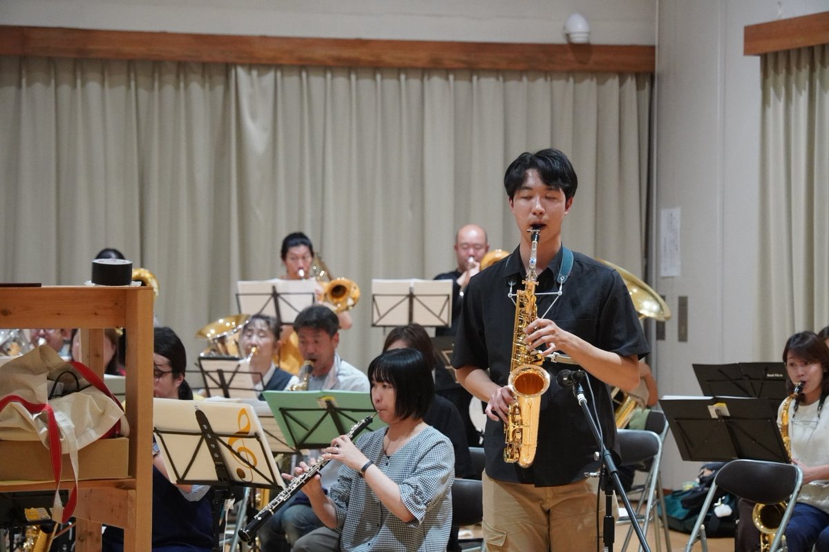 Hh_WindEnsemble's tweet photo. 東広島ウィンドアンサンブルです🎶

本日はバンフェス本番前最後の練習で、団員一同緊張感を持って練習に挑みました。

指揮の小川先生のアイディアで、本番同様、ソロを受け持つメンバーはマイクを通して練習したり、ホールを想定してブレスを意識したり等、 https://t.co/h5ketNOFrX