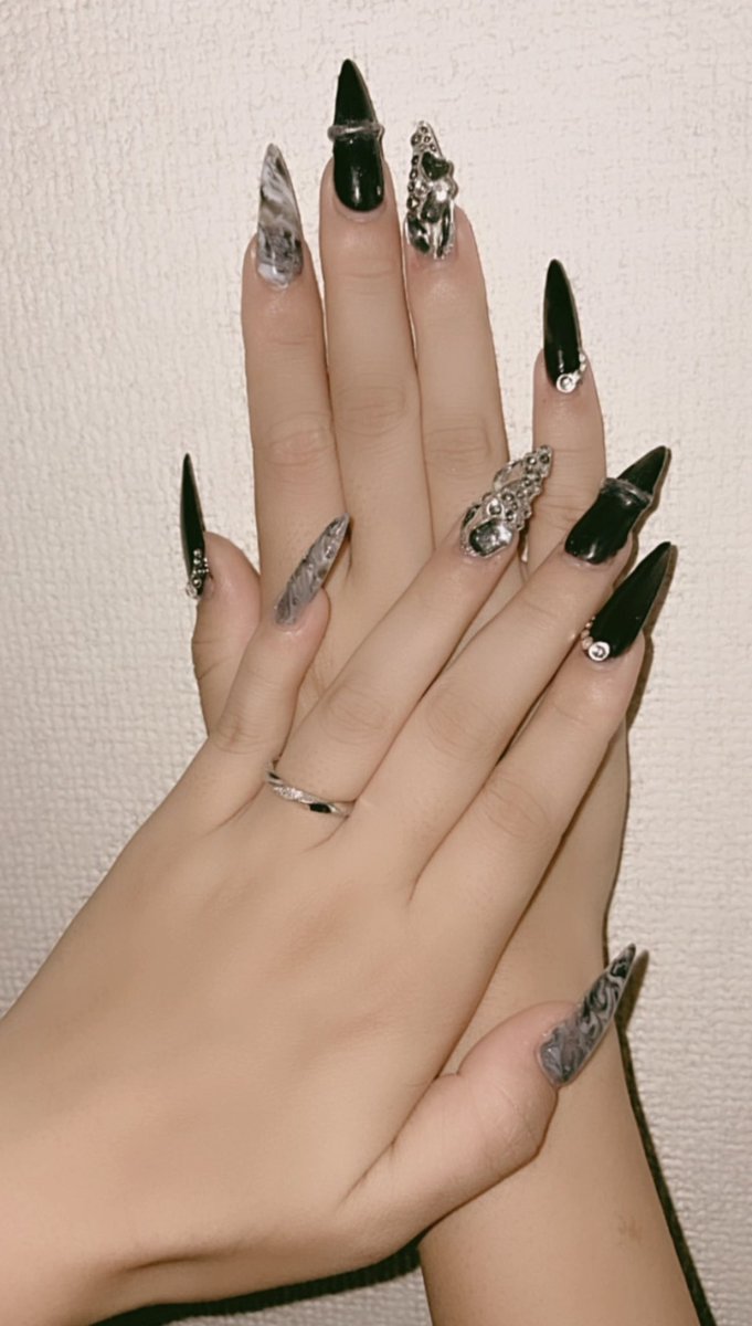 mina_sp00's tweet photo. 妹にセルフネイルしてあげた💅
我ながら上手いのでは？

 #セルフネイル https://t.co/fOfsJaRvx2