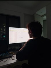 zzhpnnn's tweet photo. 兄弟们，圈内又出活了，一个国内交易员把自己整翻车了。原本想在TikTok展示AI神经网络可视化有多酷，没想到顺手把自己吃饭的家伙给漏了。

他发了条2分钟短视频，画面是闪烁的神经网络、跳动的节点、流动的蓝色突触，怎么看都是常规AI演示素材。

发完他预估也就几千播放的水平。

结果有人把视频定格在16秒位置，评论区瞬间炸锅。

神经网络隐藏层上的标签，跟Polymarket比特币预测市场的数据完美对应，价格区间、波动带、方向概率全对上了。

背景那缸AI水族箱模拟，纯属掩人耳目的道具。

随后网友把他钱包地址扒得底朝天：[https://t.co/AlXlGM4oND]

盈利91.8万刀，2197笔交易，单笔最高18.3万刀。

更有意思的是，他大部分仓位都卡在96到99美分，一看就是在批量收割市场定价错位。

原视频播放量才1.1万，可扒钱包的解析视频一晚上干到60万。

他察觉不对秒删原视频，可已经晚了。一大堆人事先录了屏，素材在Discord、Telegram、Twitter到处传，现在70多万人盯着这个钱包。

账号从此再没动静，人消失得干干净净。但后台屏幕还亮着，交易机器人继续跑，钱包也一直在交易。

本来只是想秀把AI可视化，结果全世界都把他赚钱套路看了个遍，这波翻车属实离谱。

想在Polymarket做跟单的话，推荐PolyCop：[https://t.co/80VqSIxrLe]