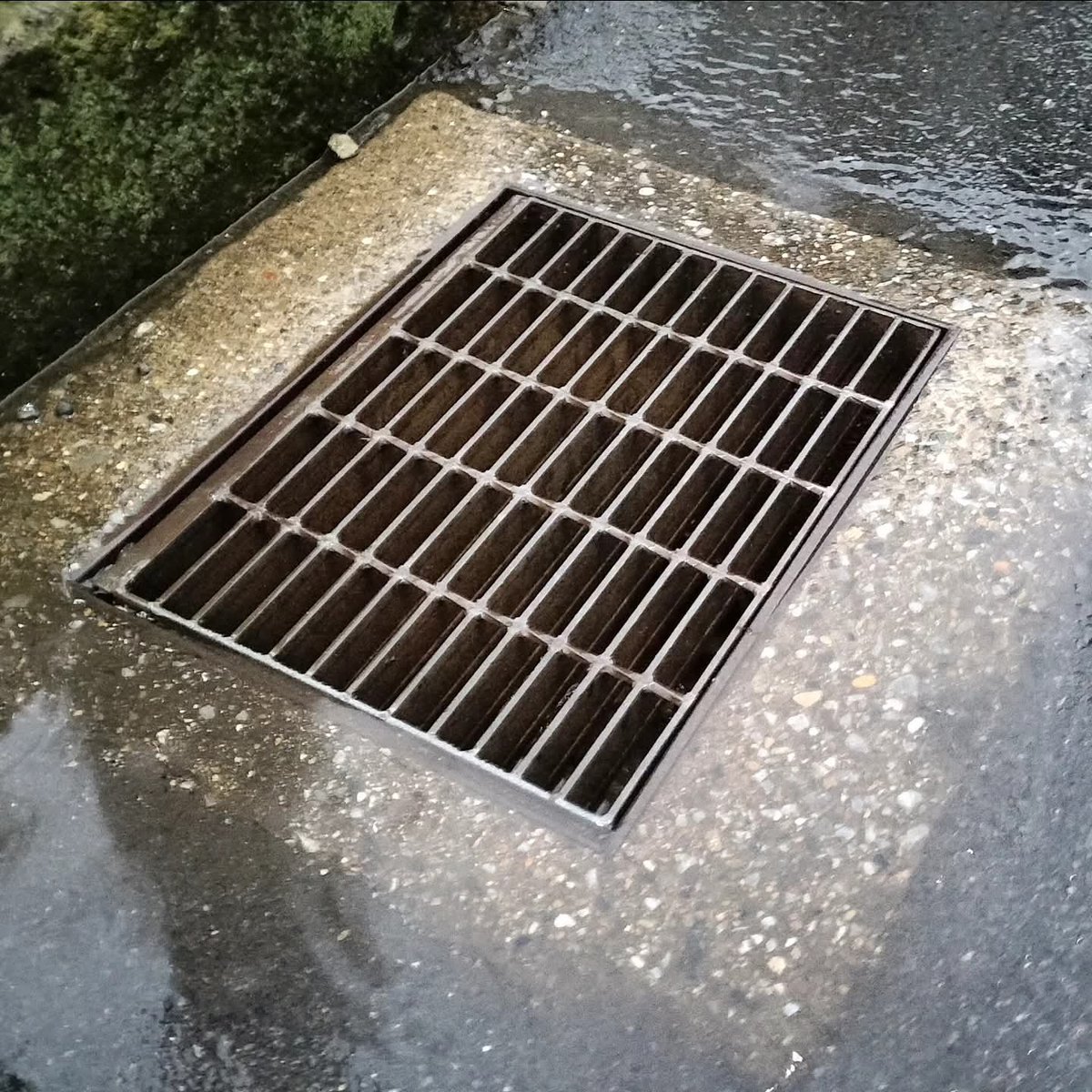 m_ryoji612's tweet photo. 【ご協力のお願い】

雨水桝や側溝に落ち葉やゴミが詰まると、道路冠水につながるおそれがあります。

明日、大雨が降る前に気づいた場所を無理のない範囲で清掃していただけると助かります。

自分たちのまちは自分たちで守る。

お一人お一人の小さな行動の積み重ねが、地域の安心につながります。身の安全を最優先に、できる範囲でご協力をお願いいたします。
※消防団パトロールでもご案内いたしました🚒
