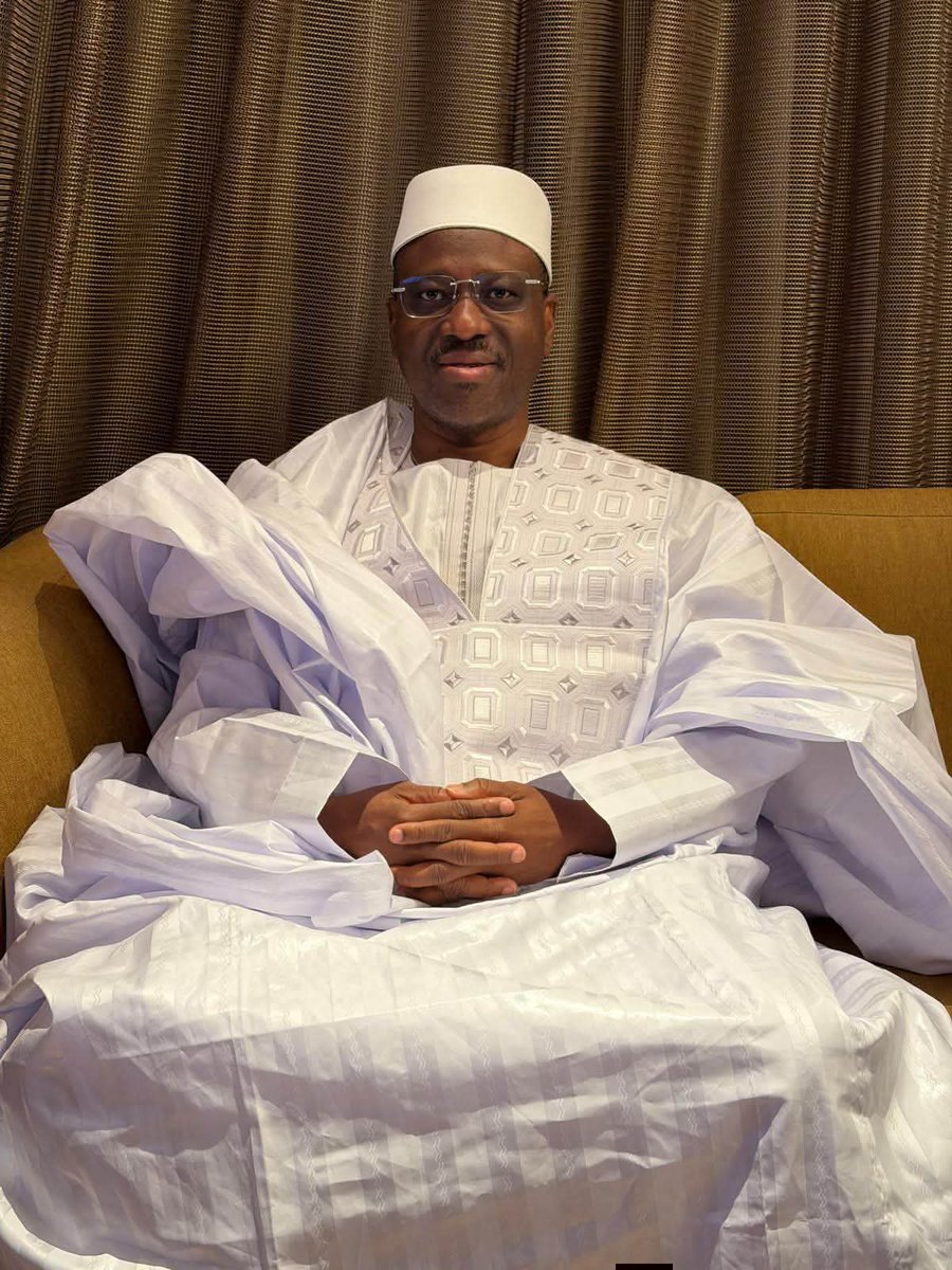 yacoubasilue8's tweet photo. YACOUBA YÊBÉLÉ SILUÉ 

DÉLÉGUÉ DE ZONE DE LA COORDINATION RÉGIONALE DE KORHOGO 2 ET DIKODOUGOU. 

Pour vous, c'est Soro Guillaume Kigbafori  le rebelle, pour nous, c'est Guillaume Soro le héro. 

Souvent je le dis, nous n'avons pas la même conception et analyse des phénomènes, situations, que nous avons vécus en fonction des faits. Chacun est donc libre des ses interprétations. Dans la crise que notre pays a vécu, il y a eu plusieurs acteurs. Seulement, un, et le plus jeune du groupe, étudiant qu'il était, a accepté de donner sa poitrine pour assumer une responsabilité d'un poid insupportable, à l'effet de combattre une injustice. Pas une injustice liée à sa seule personne, mais à toute la population vivante dans le nord du pays, donc ses parents.  Pour ceux qu'il a défendu, Guillaume Soro est un exemple de dette. Nous lui devons reconnaissance. 

De son jeune âge, comme un camarade du PPACI me le disait, il a dopté des militaires furieux avec des armes, prêts à en découdre avec le pouvoir. Il a maitrisé leurs débordements, rendant cette rébellion, une rébellion civilisée avec son géni politique. Pour nous, Guillaume Soro est un géni, une dette politique qu'il faudra conter à nos enfants. 

Il a porté toute les négociations politiques, en baissant pavillons de toutes les querelles  intestines et les négociations politique ont abouti, sans arme en main, en ce qui le concerne. Pour vous c'est un rebelle à abattre, mais pour nous, c'est un rebelle à célébrer et à saluer  pour ses capacités exeptionnlles. 

Étudiant, il a organisé avec ses camarades le territoire qui était sous sa responsabilité. Il a fait fonctionner cette partie du territoire comme un État. Avec quelle expérience ? Aucune.  Pour vous, il doit sa réussite aux armes, mais pour nous, sa réussite  vient de son don naturel à diriger. Pour nous, c'est un stratège vrai et naturel. 

Dans un gouvernement de réconciliation, avec ses camarades, il a été Ministre, premier ministre. D'ailleurs, l'ex président de la République, SEM Laurent Gbagbo, lors d'un meeting, reconnaissait qu'il fut son meilleur premier ministre.  Comment quelqu'un qui, comme certains aiment à le dire:  <<il n'a jamais travailler, en plus d'être le plus jeune >> , peut devenir le meilleur premier ministre de la République. Il faut être Guillaume Soro pour l'être. Pour vous c'est un rebelle, mais pour nous c'est un cas d'ecole. Un exemple de courage et d'intelligence. 

Malgré les attaques internes, l'adversité politique interne de son propre camp, qui ont constitué des barrières à l'avancement de la recherche de la paix, Guillaume Soro n'a pas jeté le manche après chaque cognée. Il est un exemple de valeurs d'honnêteté, de loyauté et de respect de la parole donnée. Pour nous, c'est une dette de valeurs à préserver et à enseigner à la génération future. 

Lorsque ceux pour qui, il s'est battu ce sont retournés contre lui parce-que bien installés, il a accepté de faire son chemin à lui, en s'assumant. Accepter  la souffrance que de rester dans un régime qui emplifie les mêmes dérives qu'il a combattu. C'est cela la dignité et ne pas se dedire. 

Le GPS a une ambition de création de la NATION ivoirienne. Un projet de réunification des ivoiriens sans distinction aucune de religions, régions et ethnies.  C'est à ce projet, que nous nous appelons tous les ivoiriens. 

En sa qualité de premier doctrinaire, fondateur de notre école politique, nous les plus jeune du mouvement le prenons comme notre dette politique aux potentiels multiples que nous continuerons à enseigner à nos enfants.