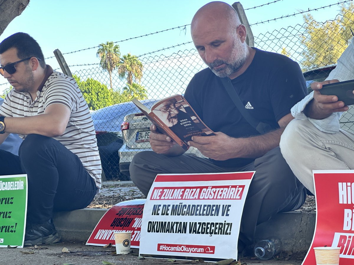 hocamzn_sesi's tweet photo. Dün akşam darbedilerek gözaltına alınan kardeşlerini Adana Emniyeti önünde bekleyen Alparslan Kuytul Hocaefendi'nin talebeleri, bekleyişlerini kitap okuma etkinliğiyle sürdürüyor.

#AdanaEmniyeti
#HocamlaOkuyorum
AkpDönemi ZulümDönemi
AdanaEmniyetinden Müdahale https://t.co/PMgtCrcc6A
