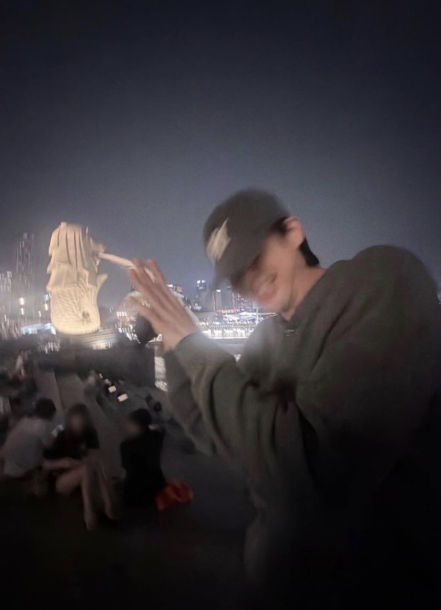 cloud_gureumie's tweet photo. Glad he had fun during this short tourist outing 😆🤣 https://t.co/4MFKRCNIpr