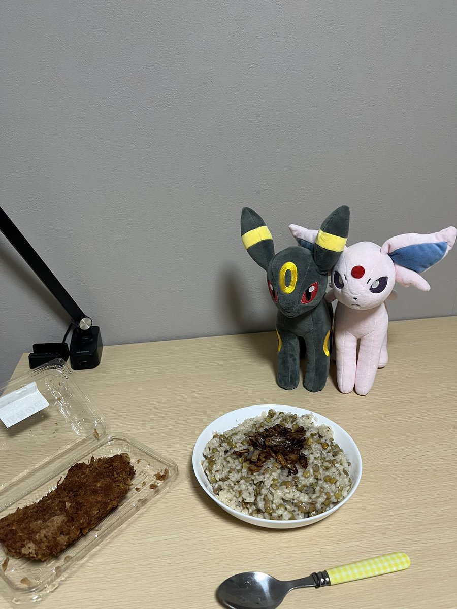 MegaEeveeMan's tweet photo. 今日の夕食
ムジャッダラと鳥カツ
帰省先から戻ってきて早速料理 https://t.co/RiKnW9MJZl