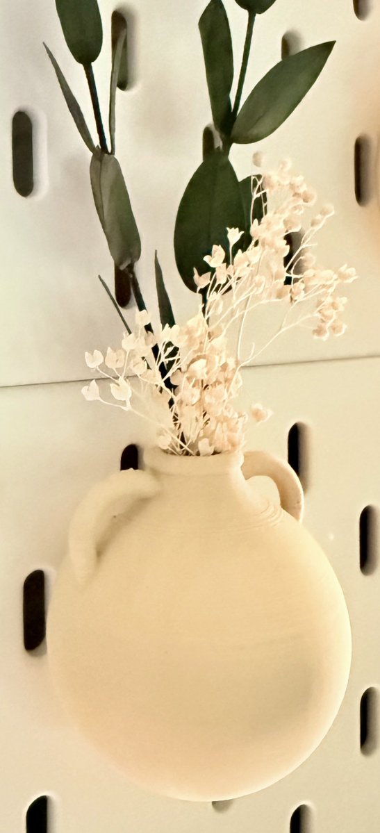 osarun_run_run's tweet photo. IKEAスコーディス(SKADIS)と3Dプリンターで作る、ウォールプランター計画スタート！🌿

手始めにミニ花瓶付けてドライフラワー飾ってみたけど、かわいくてなかなか良い感じ(๑´ω`๑)♪ https://t.co/OjLt3hmXT4
