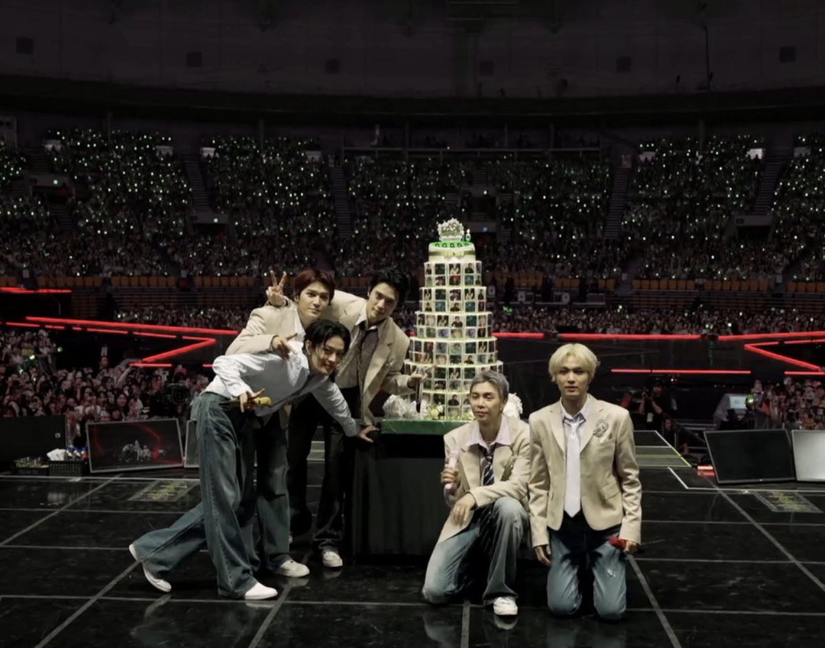 do0_plum's tweet photo. 도영 이 남자 127 얼마나 사랑하고 축하하고싶은지 감도안잡힘 공연장에 멤버들제트기색맞춰서화환보내고, 10주년이라고 떡케이크 크게맞춰서 보낸거 파티플래너야뭐야 나진짜팀미새남자안사랑하곤못배기겟다….. https://t.co/q7q4GP8Rxe