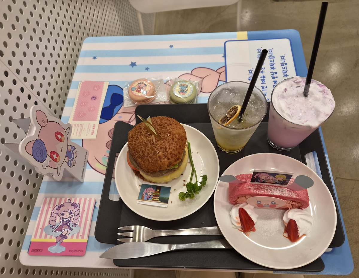 rupong5's tweet photo. 비밀의 아이프리 콜라보 카페를 갔다 왔는데 메뉴랑 음료도 맛있고 좋았지만 1차때 소라 코스터가 안나온거랑 MD 굿즈 중 랜덤 별 캔뱃지(소라)가 안나온게 아쉽네요 
교환 가능하면 DM 주세요 https://t.co/iTUn00JCtJ