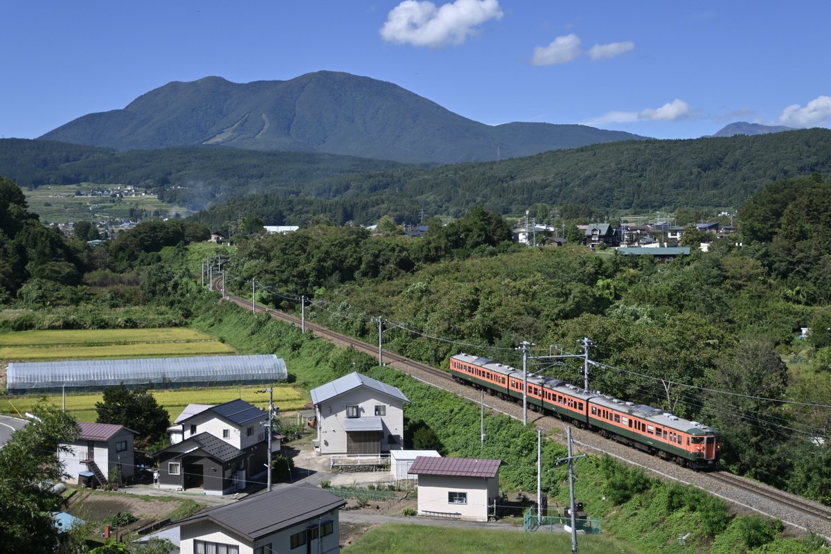 GreenStp_200's tweet photo. 綺麗な秋空が広がった北しなの線沿線。
通過直前まで雲行きが怪しかったのですが、見事な晴れの下で撮ることが出来ました。

2026/09/19
9324M
快速「GTWS妙高号」
115系S3編成(湘南色) https://t.co/GCk7RklkXj