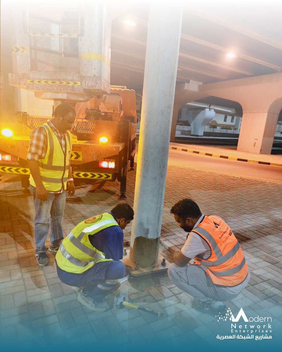 ModernNetworkE1's tweet photo. الثقة تبدأ من الصيانة.
في #مشاريع_الشبكة_العصرية، تشمل صيانة الإشارات المرورية الفحص الدوري، ومتابعة أداء الأنظمة، والصيانة الوقائية لضمان كفاءة واستمرارية التشغيل. https://t.co/7Fl7mCvd8S