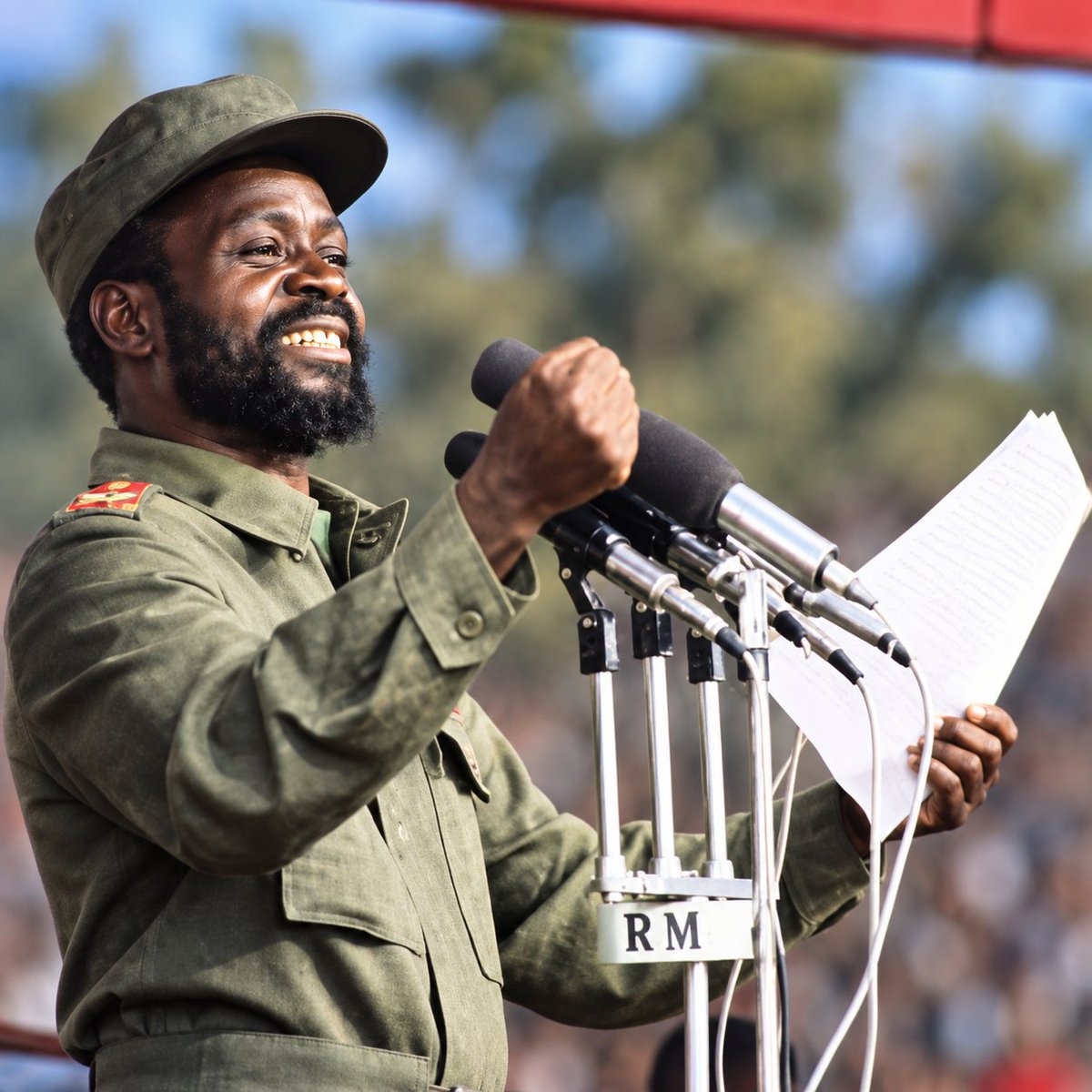 RedPlaneta2's tweet photo. #TalDíaComoHoy de 1974, el Frente de Liberación de Mozambique (FRELIMO) tomó el poder en Mozambique poniendo fin al colonialismo portugués. 

La presencia portuguesa en Mozambique había comenzado en 1498, pero la ocupación colonial efectiva del territorio se consolidó entre finales del siglo XIX y comienzos del XX. El dominio colonial expropió tierras, impuso trabajos forzosos para los nativos y oprimió a los mozambiqueños. 

Para poner fin al colonialismo, en 1962 nació en Dar es Salaam el FRELIMO, resultado de la unión de varios movimientos anticolonialistas y socialistas. Bajo Eduardo Mondlane, su objetivo inmediato fue unir a los mozambiqueños y conquistar la independencia. El 25 de septiembre de 1964 comenzó la lucha armada contra Portugal, pero tras el asesinato de Mondlane en 1969, Samora Machel terminó consolidándose al frente del movimiento y ampliando la guerra de guerrillas y organizando las zonas liberadas en el norte del país.

La Revolución de los Claveles del 25 de abril de 1974 de Portgual derribó la dictadura salazarista que sostenía el colonialismo portugués, pero la independencia mozambiqueña no fue un regalo de Lisboa, sino que fue el desenlace de una década lucha por la liberación nacional. El 7 de septiembre, los Acuerdos de Lusaka fijaron el traspaso de poderes, 20 se proclamó la independencia y se efectiva el 25 de junio de 1975.

Aquel día, Samora Machel proclamó la República Popular de Mozambique. El FRELIMO se convirtió en la fuerza dirigente del país, nacionalizó la tierra y, semanas después, la educación y la sanidad, y emprendió una transformación socializante del país. El FRELIMO acabaría definiéndose marxista-leninista en su III Congreso, en 1977.

"La liberación de la mujer no es un acto de caridad, ni el resultado de una posición humanitaria o de compasión. La liberación de la mujer es una necesidad fundamental para la revolución, una garantía de su continuidad y una condición indispensable para su triunfo. Es imposible concebir la destrucción del sistema de explotación del hombre por el hombre si mantenemos intacta la explotación de la mujer por el hombre. Mientras las mujeres estén sometidas, nuestra victoria será apenas una ilusión. Ellas deben tomar las armas, participar en la producción, combatir el oscurantismo tradicional y dirigir la sociedad en pie de igualdad."
-Samora Machel (1977): Establecer el poder popular para servir a las masas.