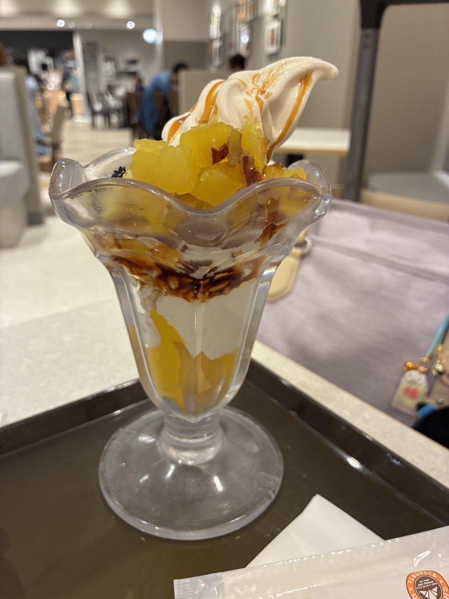 vblackcat213's tweet photo. 皆様、ゲームショウお疲れさまでした。
明日中止になっちゃったのが残念すぎる…🥹
帰りの電車は激混みなので時間潰しにご褒美ティータイム☕
一人でお芋🍠祭りしてます🤗
明日は台風だからひきこもってしっかり休みましょう https://t.co/9nFQUaJdE4