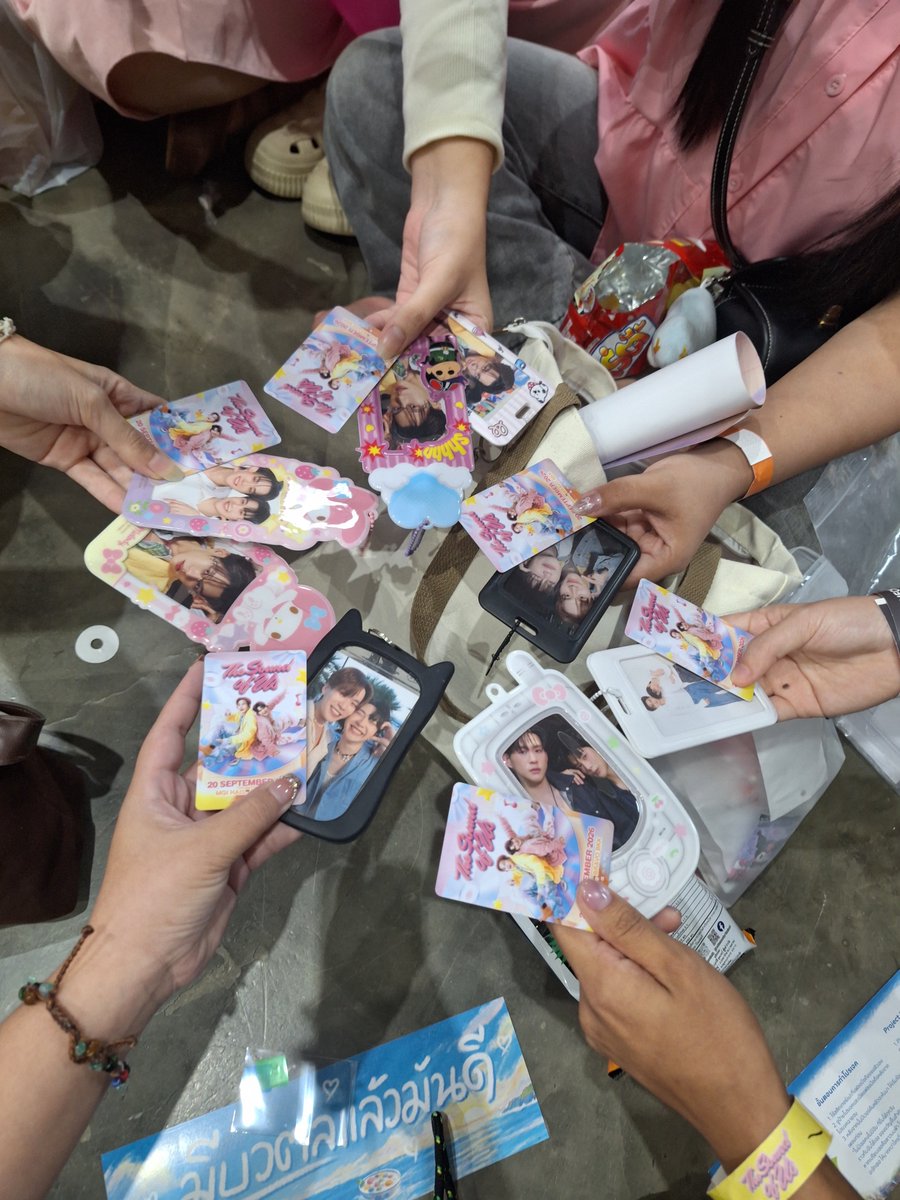 bualoyrakkbvtl's tweet photo. พร้อมดูโชว์พี่ดาราแล้วครับ 🫰🏻

@Namkhing_114
@Kwaniverse_18
@adayformylove
@xnnkhxn2__0
@nnps_s

THE SOUND OF BEVERTONLIEW 
#BeverTonliewFanmeeting https://t.co/iITF80m8b9