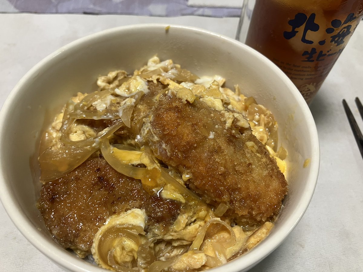 nansan5513's tweet photo. 晩飯…カツ丼

一口ヒレカツ丼

謎のレモン豚ヒレステーキというのを母が買ってきたのだが、このサイズは一口ヒレカツ一択なんだよ。

綺麗に肉を洗って、トンカツにして、カツ丼へ…

ここ最近ずっとカツ丼食べたかった…っていのもあるなw

キンキンジョッキ黒ウーロン🍺 https://t.co/2TZg1kJMiU
