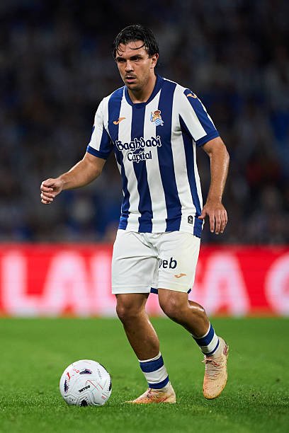 DeeTriumph's tweet photo. 🚨 BREAKING: Liverpool and Man City are monitoring Real Sociedad right-back Jon Aramburu, with the 24-year-old impressing scouts. His release clause is around £50m, while several PL clubs are also interested.

Could Aramburu be heading to the Premier League?

Source: https://t.co/dEyShZknzb