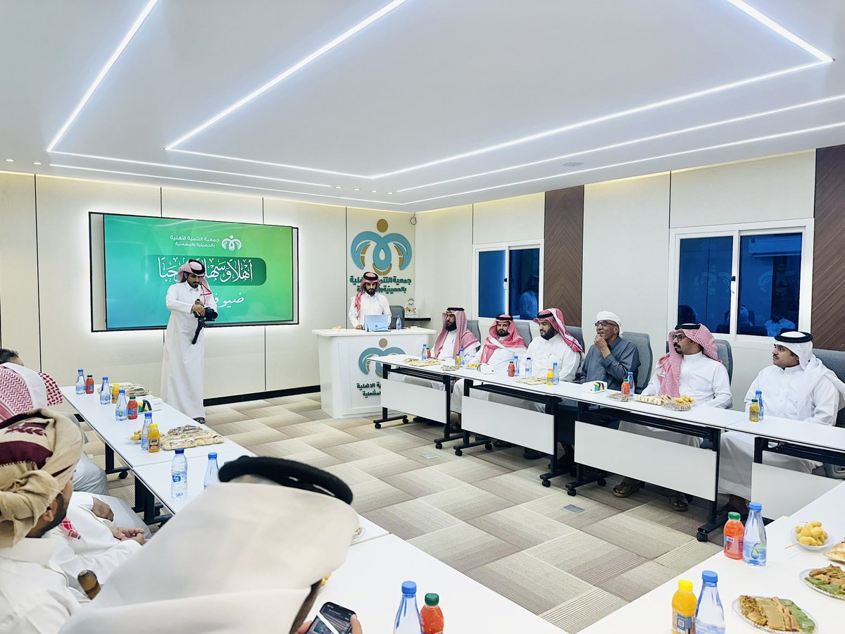 tanmiah_hm's tweet photo. بحضور رئيس مركز المشعلية أ. طامي بن نوار الغامدي، أقامت جمعية التنمية الأهلية بالحصينية والمشعلية حفل افتتاح "قاعة التنمية للتدريب"، وتكريم شركاء النجاح والعاملين بالجمعية؛ تقديراً لجهودهم ودعمهم المستمر لمسيرة التنمية والتطوير.
#القطاع_الربحي #نجرآن_الآن https://t.co/V5dH0UBb6k