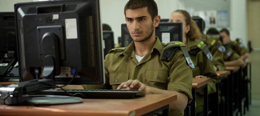 2gy0x's tweet photo. @Ms_Iranian This is him behind the screen: https://t.co/VUXRgcY2Ul