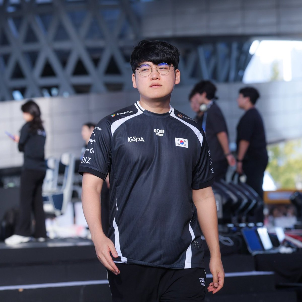 gumayusinism's tweet photo. this is him and yes, that is also him https://t.co/akDA7KRyBp