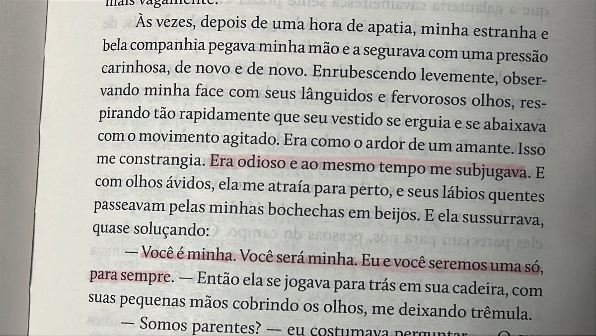 emicole4ever's tweet photo. enquanto isso a Carmilla no seu dia menos apaixonada pela Laura https://t.co/wOcEJPHLNO
