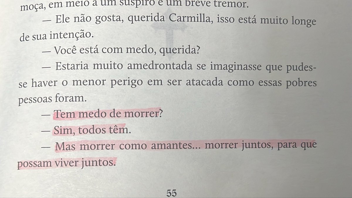emicole4ever's tweet photo. enquanto isso a Carmilla no seu dia menos apaixonada pela Laura https://t.co/wOcEJPHLNO