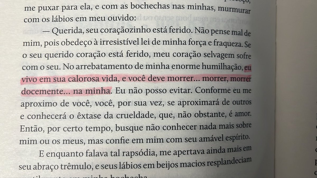 emicole4ever's tweet photo. enquanto isso a Carmilla no seu dia menos apaixonada pela Laura https://t.co/wOcEJPHLNO