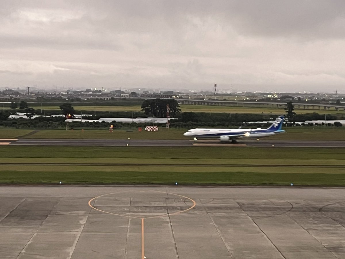 ebi_0623's tweet photo. お土産買うついでに飛行機の離着陸見てきた〜
飛び立ちてぇな(？) https://t.co/sfDtOK3Asr