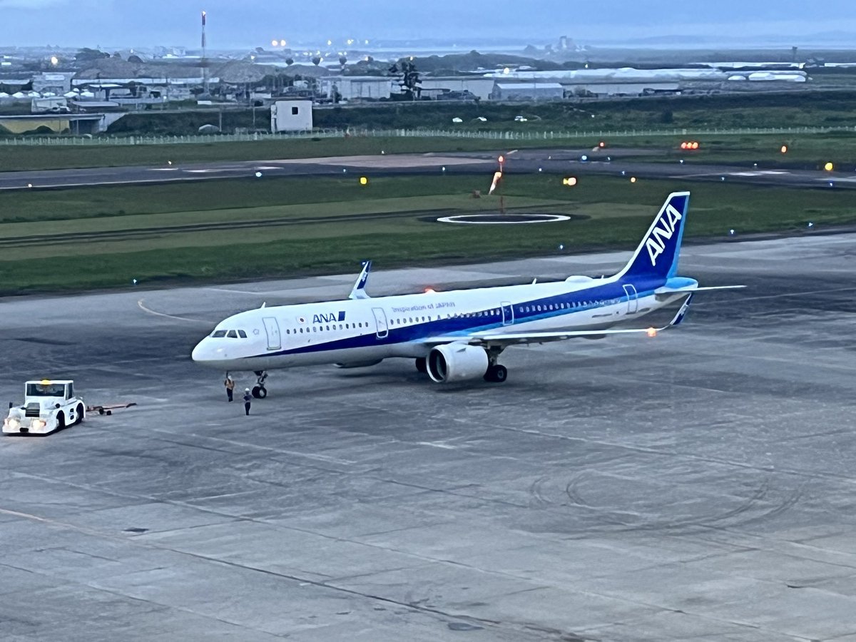 ebi_0623's tweet photo. お土産買うついでに飛行機の離着陸見てきた〜
飛び立ちてぇな(？) https://t.co/sfDtOK3Asr