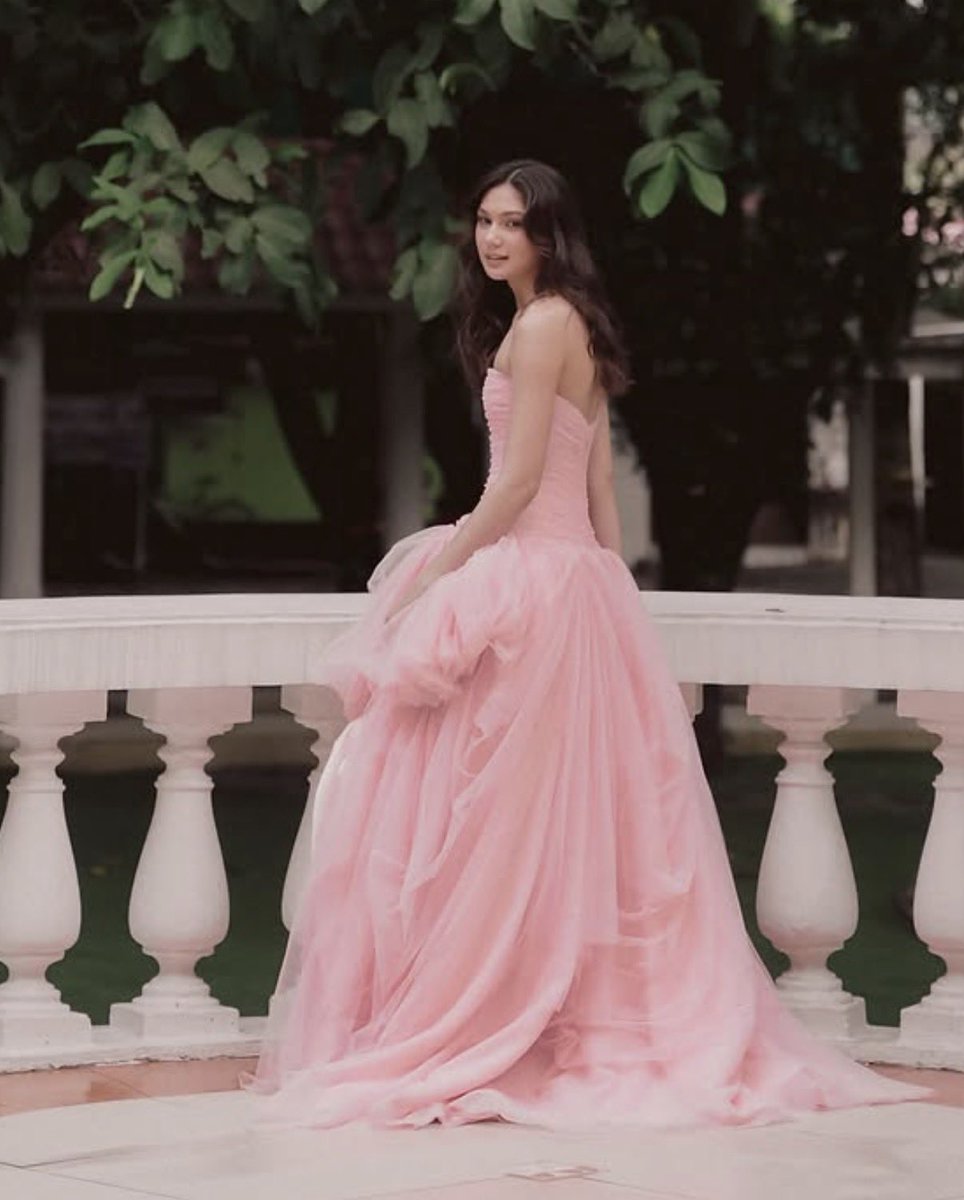 lovingcrystql's tweet photo. The prettiest debutante😩💖 https://t.co/QSDEeYrGTs