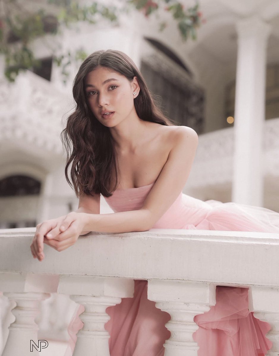 lovingcrystql's tweet photo. The prettiest debutante😩💖 https://t.co/QSDEeYrGTs