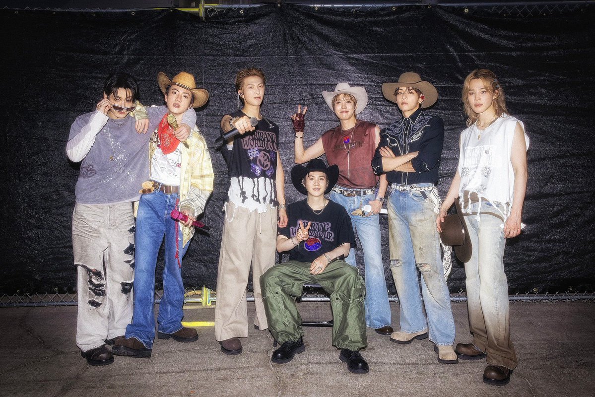 3trtd's tweet photo. @iHeartRadio It is unacceptable that j-hope was left out. BTS has 7 members, and every single one of them deserves the same respect and recognition. We expect better professionalism and accountability.

BTS IS SEVEN
RESPECT J-HOPE
WHERE IS J-HOPE
#RespectJhope
#RespectForJhope https://t.co/630unTyDgz