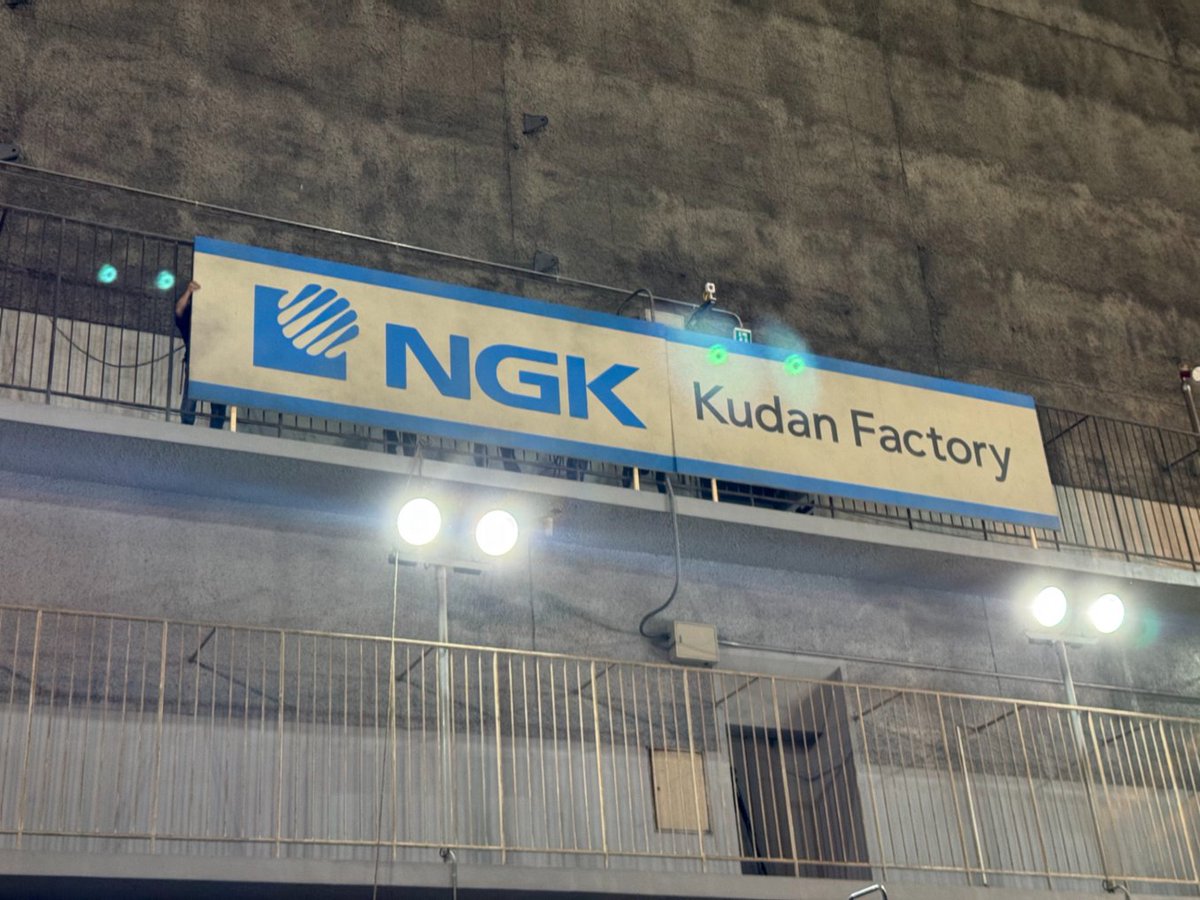 kuroko_NGK's tweet photo. ＼VIVANT撮影に協力／
第2シーズン前半戦が終わり、後半戦が待ち遠しい日曜劇場「VIVANT」。
18話に登場したとあるシーンは #NGK の電力技術研究所で撮影されました📹
気付いた方もいらっしゃるのではないでしょうか👀
世界最大級の設備が並ぶ空間が、緊迫感あふれるシーンにリアリティーを添えています✨

ここでは旧社名「日本ガイシ」の由来になった「碍子（がいし）」機器の評価・試験を行っており、皆さんに電力を安定して届けるための研究開発に日々取り組んでいます💡

この巨大な設備の正体が気になる方はこちら👇
https://t.co/xbfzlQL25E

#NGK #VIVANT #撮影協力 #ロケ地