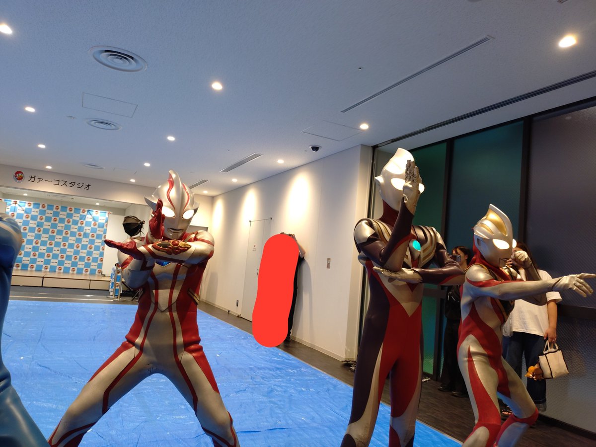 Mikan_Kiino1103's tweet photo. 撮影会の最後にみんなにまたねが言える時間がありました！ウルトラマンにまた会いたいね！
(赤いマークはスタッフさんです お疲れ様でした！) https://t.co/ELWwiNsTaM