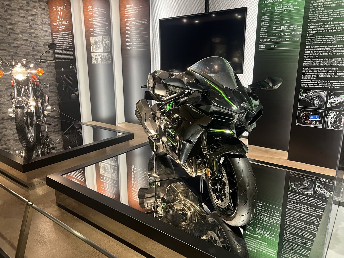 DaliruXiii's tweet photo. カワサキワールドでH2実物あった
めっちゃかっこよかったw

フカヒレあんかけチャーハンも美味しかったし
今回のツーリングは大満足 https://t.co/prfETljI6Q