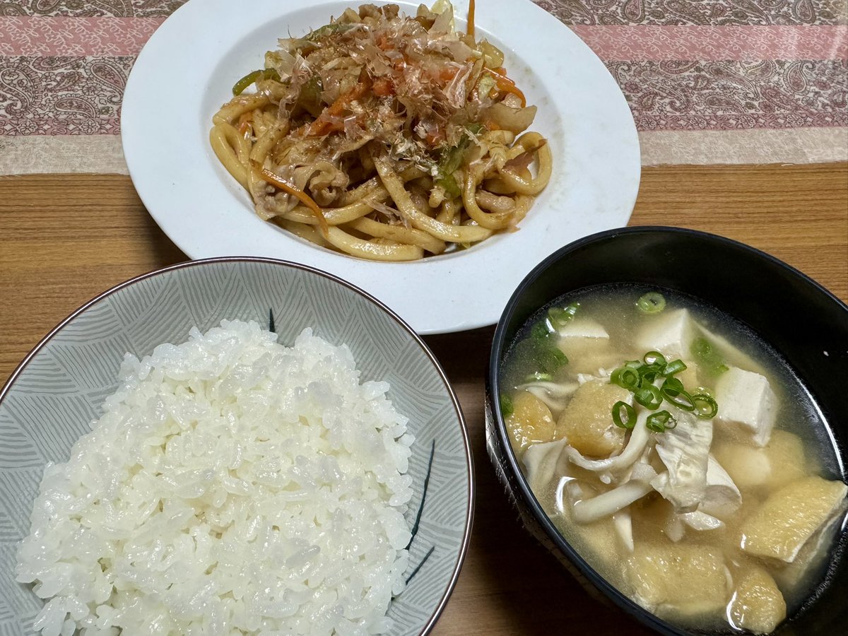 tayu002's tweet photo. 本日の夕食1406
焼きうどん
お味噌汁 https://t.co/u6swF04tYZ