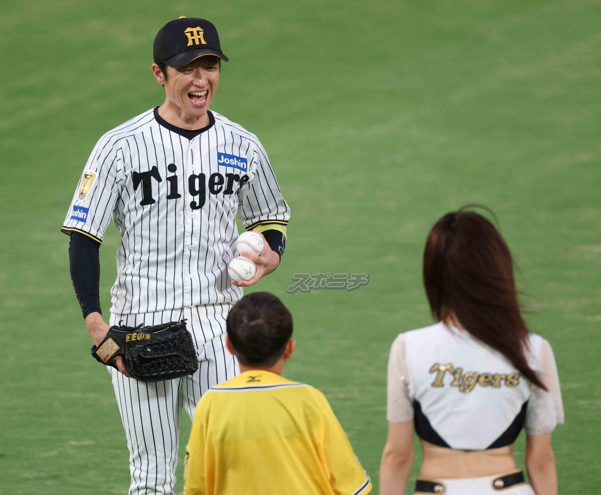 Sponichi_Tphoto's tweet photo. スタメンキッズに駆け寄り、目線を合わせて話す #近本光司 選手 https://t.co/ihx7mOi9q4