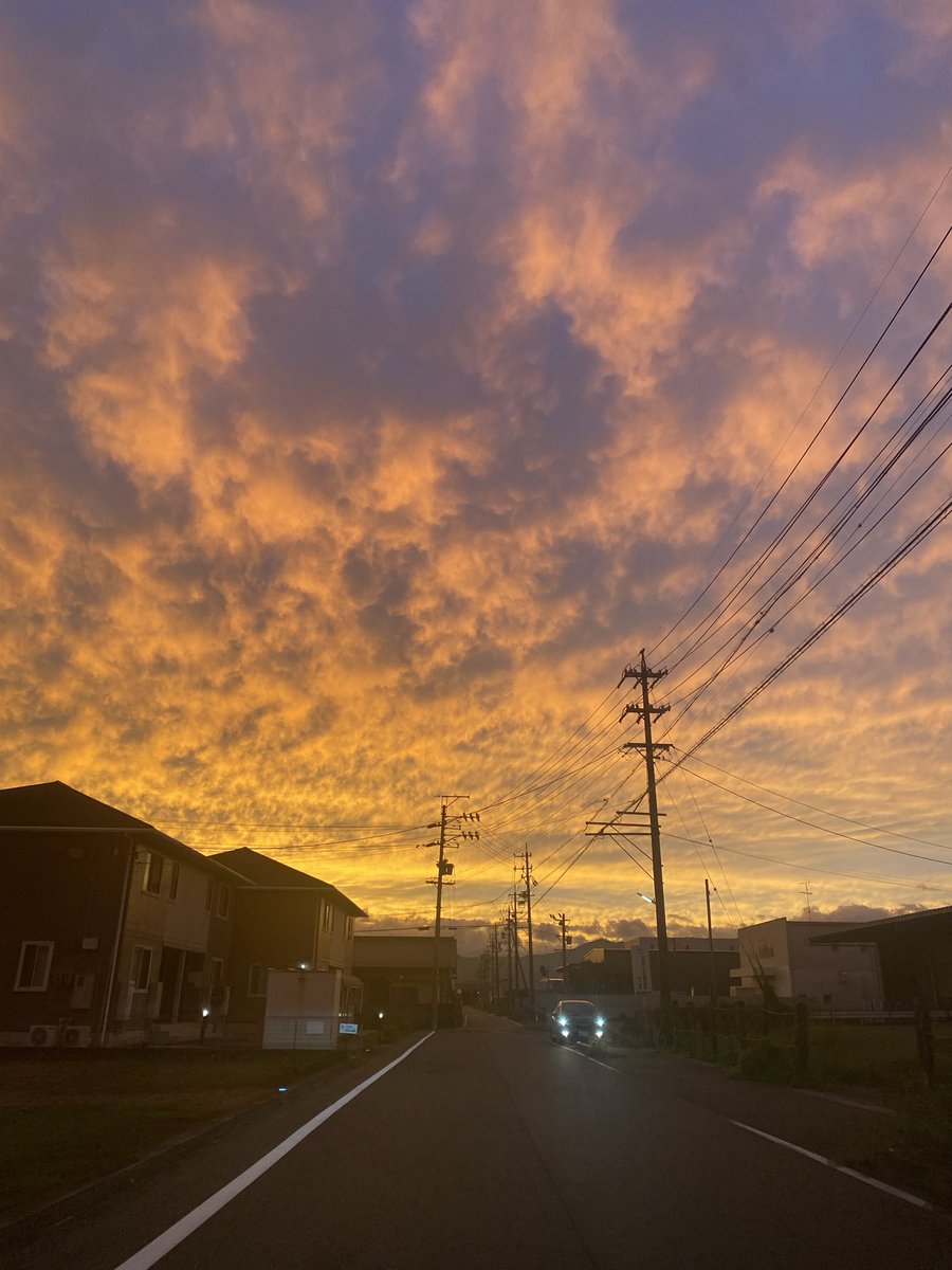 kool_jp_'s tweet photo. 三重の亀山、空やばく無い？
南海トラフ大地震の前兆とかやないよね？ https://t.co/hwtAvl69W0