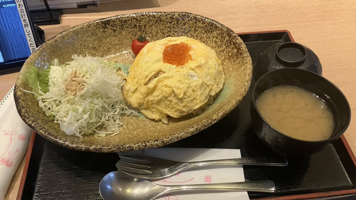 0kironima27's tweet photo. 日本講談協会の定席が終わって、吉池食堂で鮭とイクラのオムライス（大盛）食べて、地下の食品売場をみて、ついでに4Fのユニクロの落語協会Tシャツも見て、秋葉原方面に向かって、途中、iPadやMacBookの中古も見たりしたうえで、だいぶ時間をつぶしたつもりで、神田連雀亭の前についたがまだ17:30。 https://t.co/NAsn60vdL7