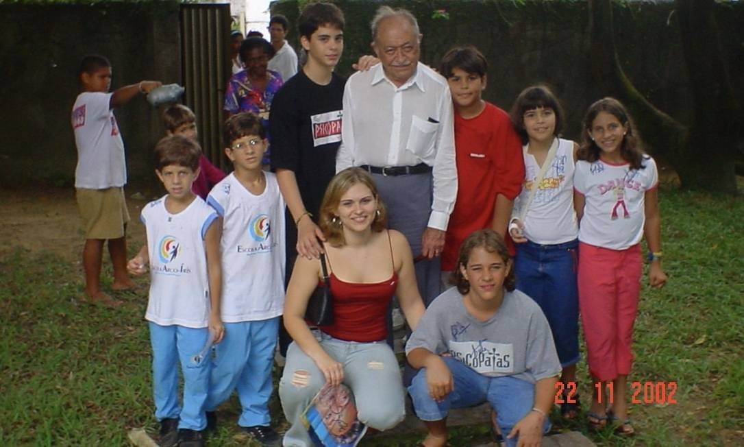 MomentsOfBrPol's tweet photo. Miguel Arraes em foto com seus netos e bisnetos, incluindo Marília Arraes, João Campos e Pedro Campos (2002) https://t.co/DPxJp73Kyp